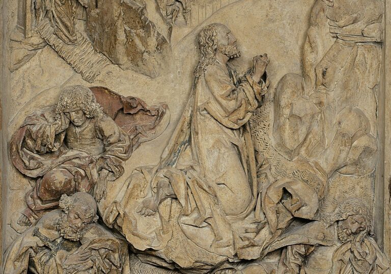 Kamienny relief ukazujący grupę postaci w bogato pofałdowanych szatach: centralna, klęcząca postać z brodą i złożonymi dłońmi, wokół niej kilka innych postaci opartych lub śpiących, z wyraźnymi detalami fałdów tkanin i śladami dawnej polichromii.