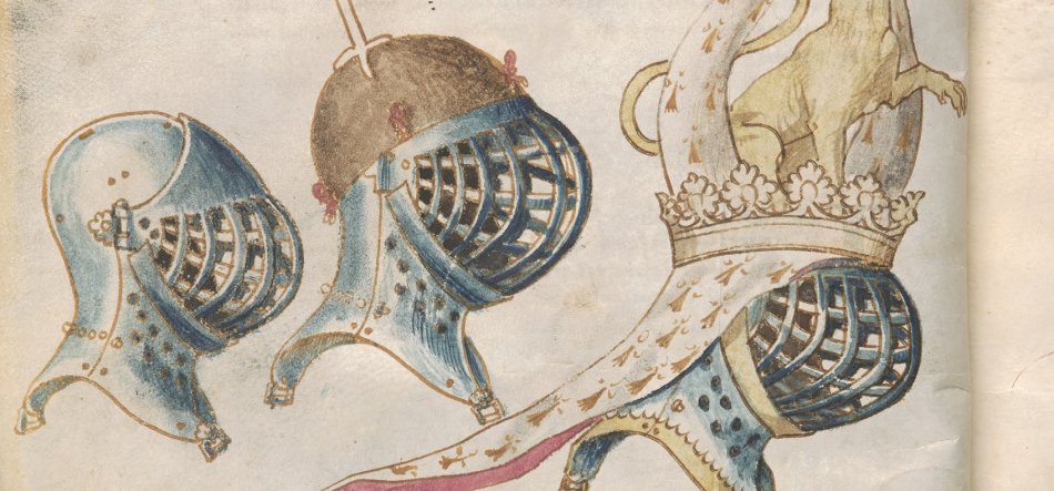 Na pergaminowej ilustracji trzy stylizowane hełmy z kratowanymi wizjerami w niebiesko-złotej kolorystyce: dwa mniejsze po lewej, środkowy z brązową kopułą, prawy większy ozdobiony koroną, płaszczem i stylizowaną figurą zwierzęcą na wierzchu.