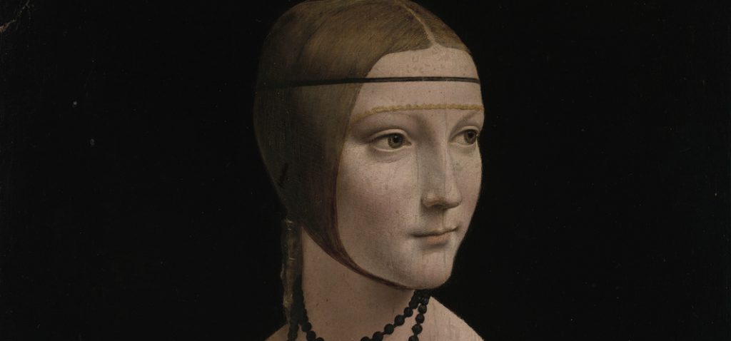 Portret głowy i ramion kobiety w trzy czwarte, zwróconej w prawo, o jasnej cerze i rozdzielonych włosach spiętych w dwa warkocze, z cienką czarną i węższą złotawą opaską na czole oraz ciemnym koralikowym naszyjnikiem, na jednolitym czarnym tle.