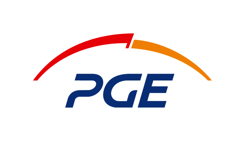 Na czarnym tle duże granatowe litery "PGE" pod stylizowanym łukiem, który u góry jest podzielony na dwa odcinki — lewy czerwony, prawy pomarańczowy.