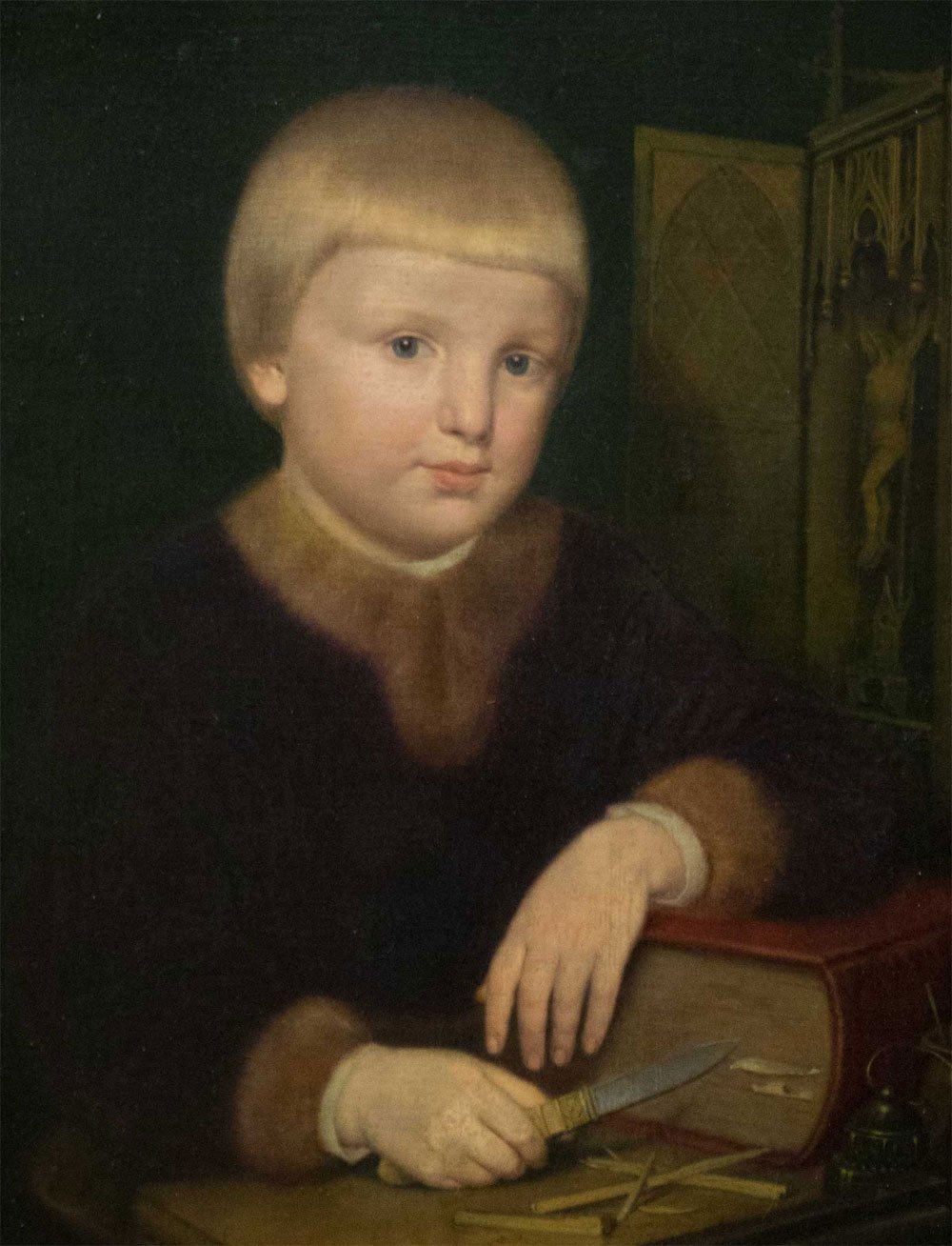 Portret młodego dziecka z krótką jasną fryzurą w ciemnym ubraniu z futrzanym kołnierzem i mankietami, siedzącego przy stole z prawą dłonią trzymającą niewielki nóż i lewą opartą na dużej oprawionej książce; na stole leżą krótkie drewniane patyczki i kałamarz, a w prawym tle widać ozdobną drewnianą płycinę z ukrzyżowaną figurą.