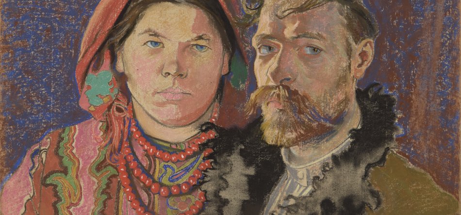 Portret dwóch postaci zbliżonych do siebie: po lewej kobieta w czerwonej chustce i kolorowej, wzorzystej sukni z kilkoma czerwonymi koralami, po prawej mężczyzna z rdzawą brodą i wąsami ubrany w płaszcz z futrzanym kołnierzem, na teksturowanym niebiesko-brązowym tle.