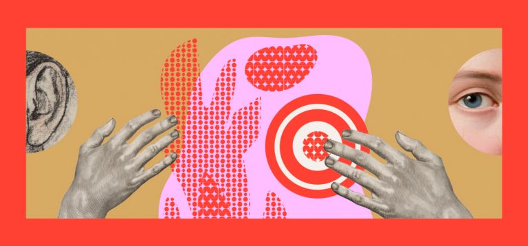 Poziomy ilustracyjny baner z grubą czerwoną ramką i beżowym tłem, na którym znajduje się duży różowy organiczny kształt z czerwonymi punktowymi wzorami, czerwono-biała tarcza w centrum, dwie szaro-czarne dłonie po obu stronach skierowane ku tarczy oraz dwa okrągłe wycięcia przy krawędziach zawierające szkicowane ucho po lewej i zbliżone oko po prawej.