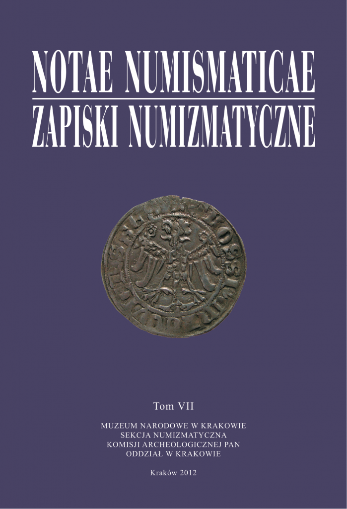 Fioletowa okładka z dużymi białymi kapitalikami tytułu NOTAE NUMISMATICAE i ZAPISKI NUMIZMATYCZNE oddzielonymi dwiema poziomymi liniami, centralnie umieszczoną fotografią metalowej monety z wytłoczonym wizerunkiem orła i otaczającą ją inskrypcją oraz poniżej napisem Tom VII i drobnym białym tekstem informacyjnym o Muzeum Narodowym w Krakowie i roku Kraków 2012