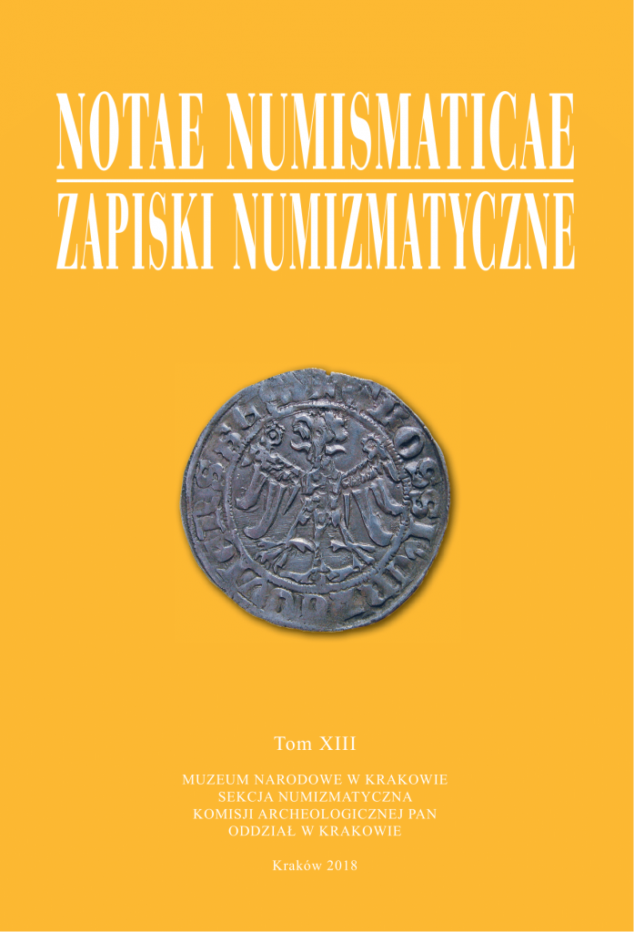 Pomarańczowe tło z dużym białym, podzielonym na dwie linie tytułem NOTAE NUMISMATICAE i ZAPISKI NUMIZMATYCZNE u góry, poniżej fotografia okrągłej starej monety z wizerunkiem orła i napisem w otoku, a na dole mniejszy biały tekst z napisem Tom XIII, nazwami instytucji muzealnej i sekcją oraz datą Kraków 2018.